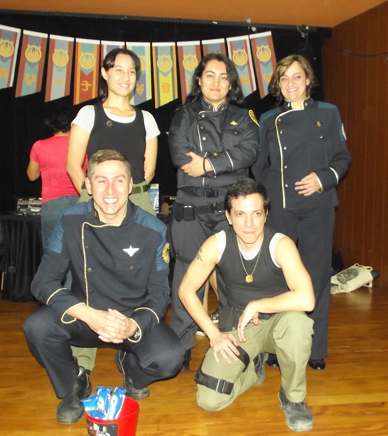 Os membros do Battlestar Galactica Brasil posam devidamente trajados. (Foto: Henrique Almeida)