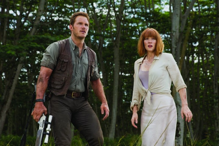 Owen (Pratt) e Claire (Dallas Howard) precisam se entender e escapar das investidas do Indominus rex. (Foto: Divulgação)