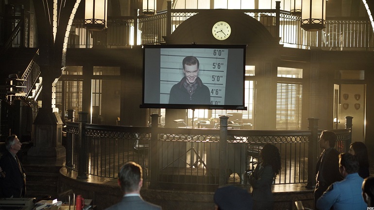 Jerome Valeska (Monaghan) se torna prioridade do Departamento de Polícia de Gotham City.