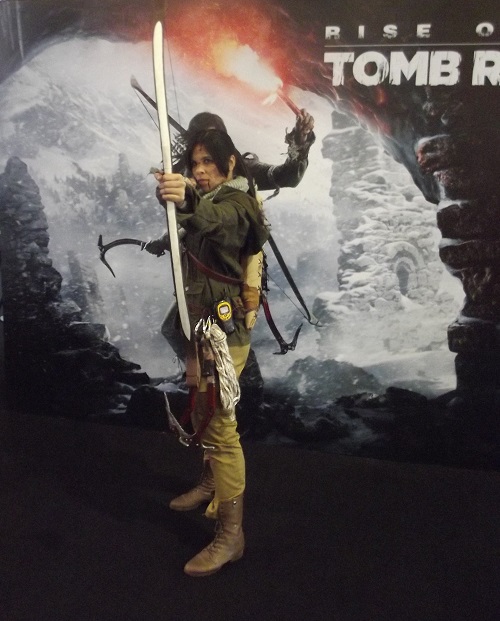 A cosplay de Lara Croft posa enquanto os fãs esperam para jogar Rise of the Tomb Raider. (Foto: Henrique Almeida)