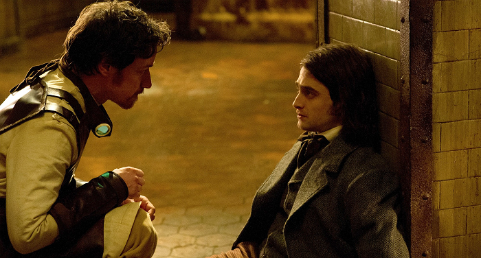 Victor (McAvoy) e o Igor (Radcliffe) são aliados na macabra experiência e também amigos. (Foto: Fox)