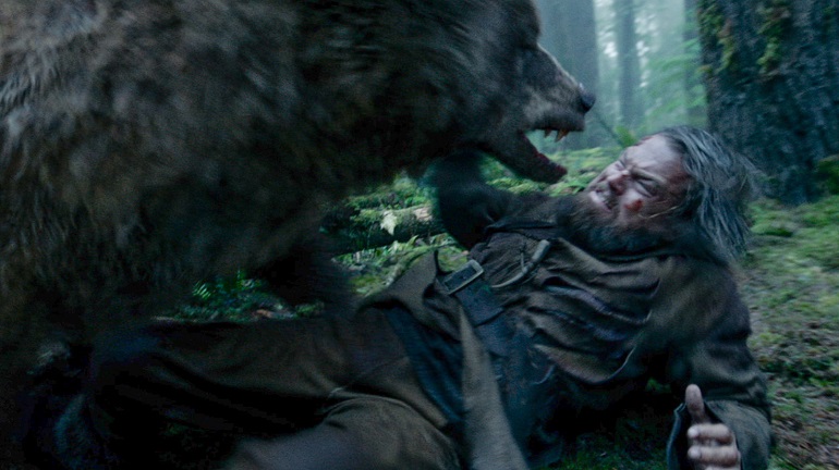 O Regresso - Leonardo DiCaprio cena do urso