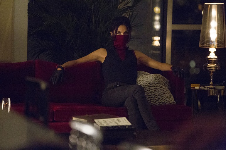 Diferente dos quadrinhos, Elektra (Yung) assume os trajes típicos ninja. (Foto: Netflix/Marvel)