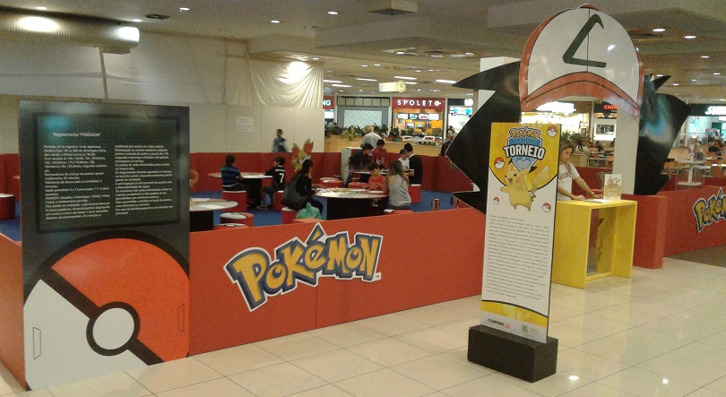O espaço reservado ao torneio de Pokémon Trading Card Game fica na praça de alimentação do Mais Shopping.