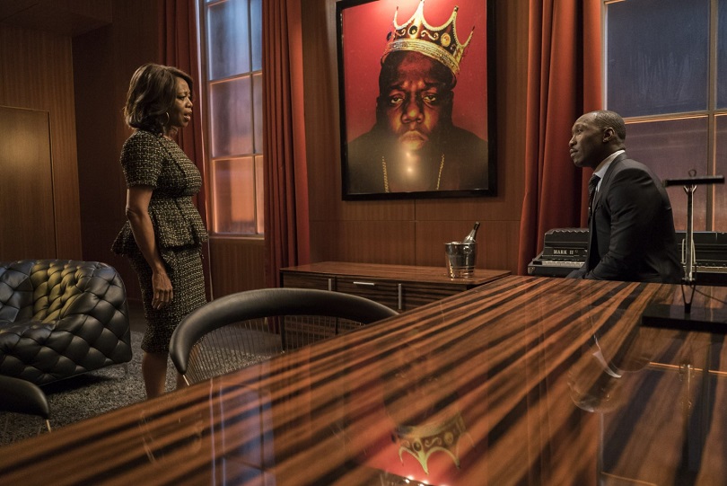 A foto no escritório é do rapper americano conhecido como The Notorious B.I.G.. (Foto: Marvel/Netflix)