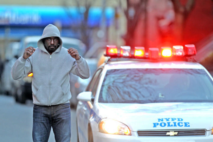Com elenco predominantemente negro, Luke Cage bate forte nas tensões raciais nos EUA. (Foto: Marvel/Netflix)