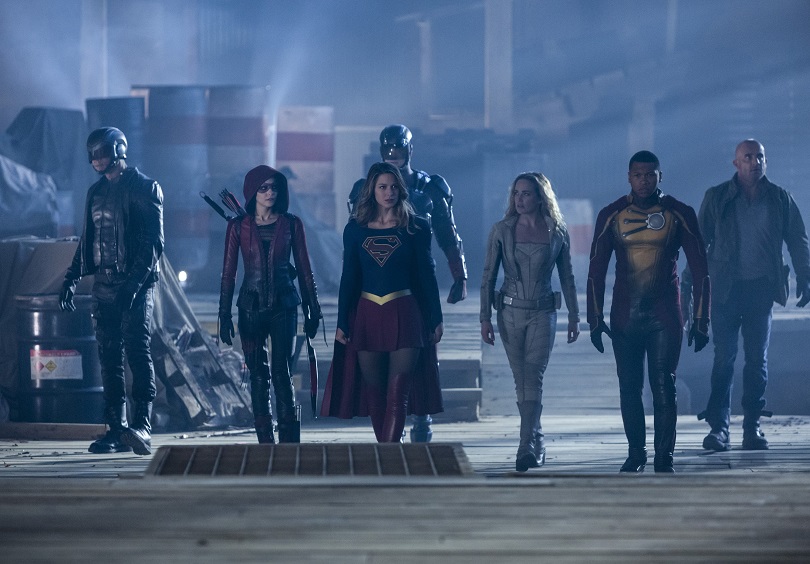 Em Invasion!, para combater uma ameaça extraterrestre, Flash recruta a kryptoniana Supergirl. (Foto: Warner Channel)