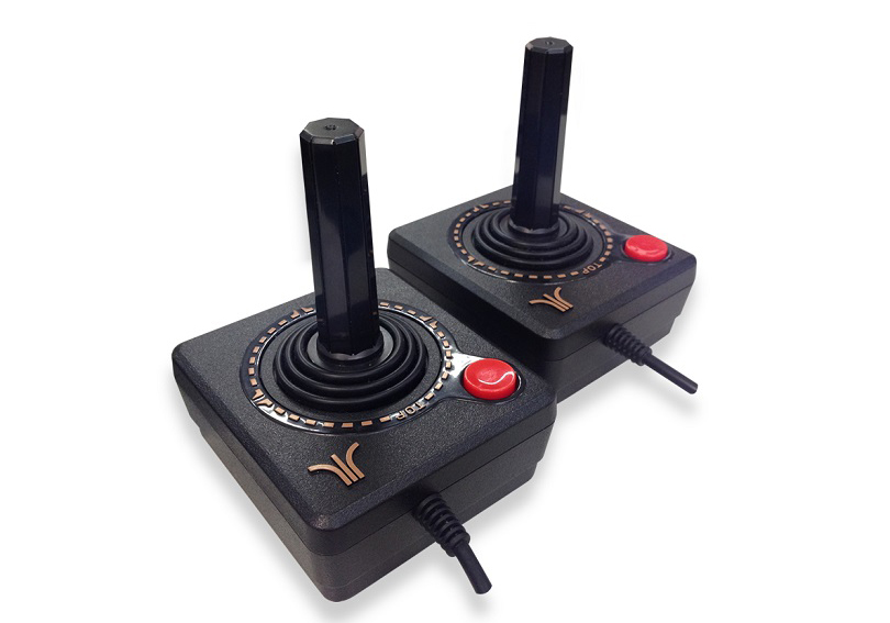 Repare nos detalhes dos joysticks do Atari Flashback 7. (Foto: Tectoy)