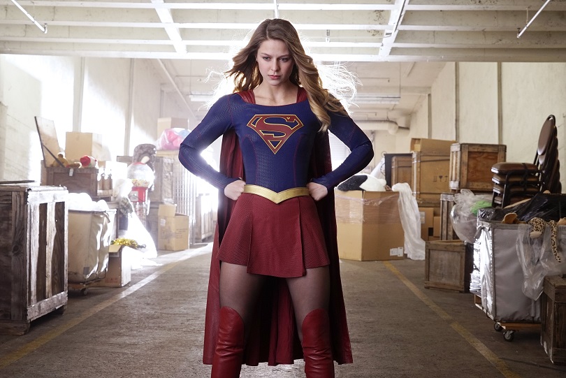 Multi-tarefas, Supergirl encara vilões, se dedica à sua carreira como repórter e ainda sofre com as desventuras de sua vida amorosa. (Foto: The CW)