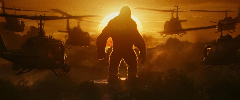 Antes de encarar aviões em cima de um prédio, Kong já treinava derrubando helicópteros... (Foto: Warner)