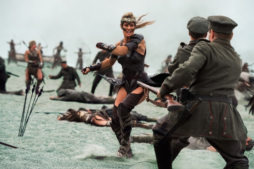 Irmã de Hipólita, Antíope defende Temiscira da invasão de soldados alemães. (Foto: Alex Bailey/TM & © DC Comics)