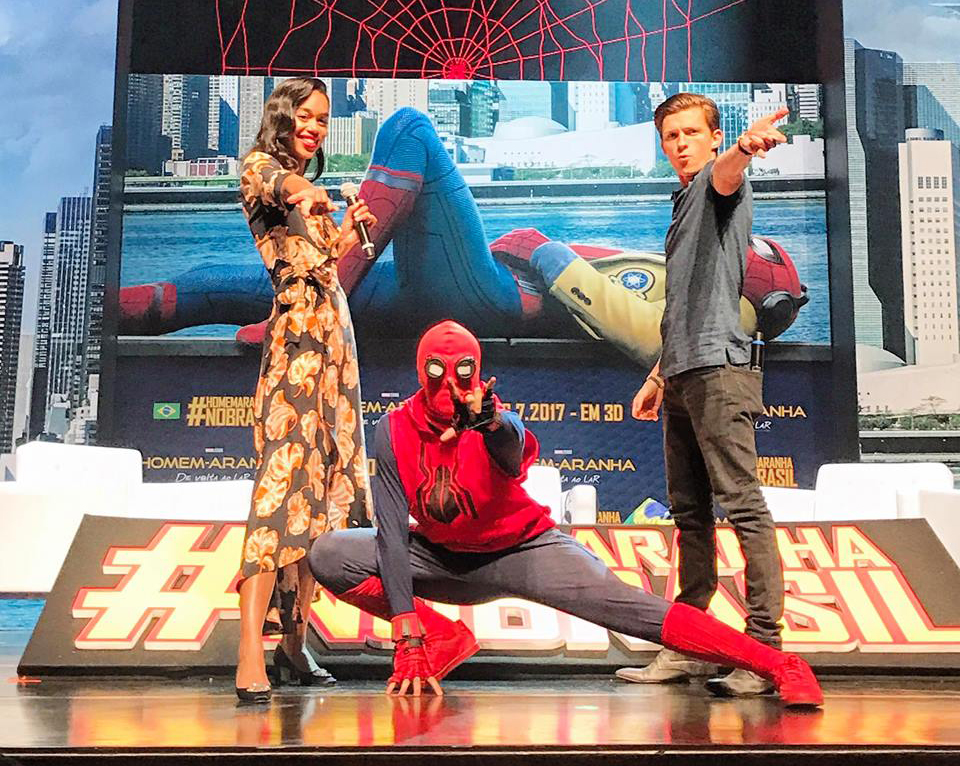 Laura Harrier e Tom Holland fazem pose com um cosplay de Homem-Aranha: De Volta ao Lar. (Foto: Sony Pictures)