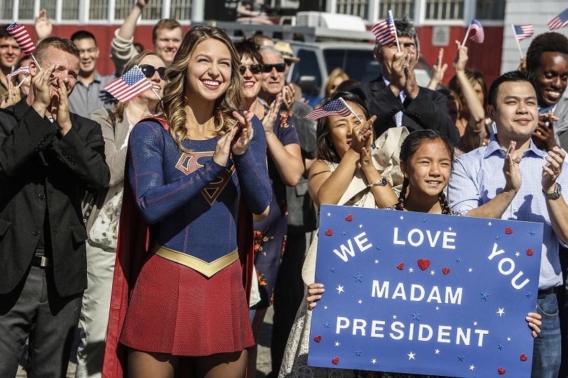 Trump não é o candidato da Supergirl... O episódio Resist critica o slogan do político. (Foto: The CW)