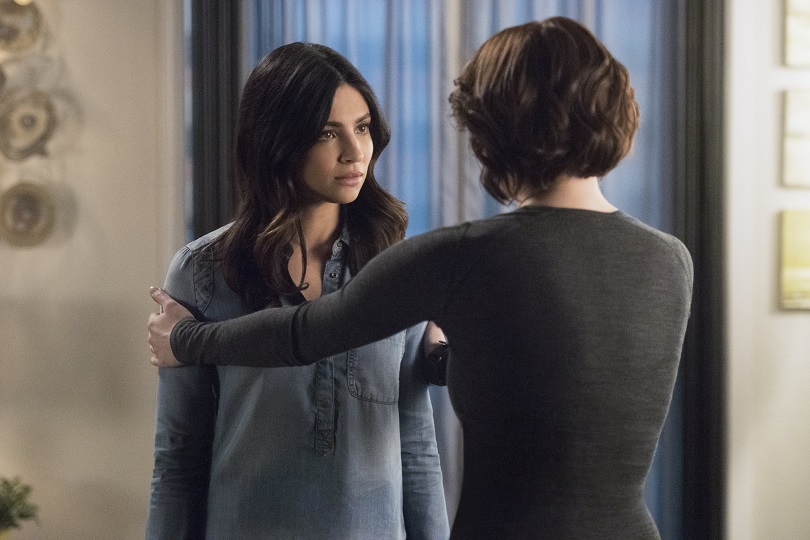 Novidade na temporada, Maggie ajuda Alex a se aceitar como gay. (Foto: The CW)